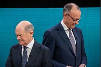 Scholz und Merz gehen nach Duell per Handschlag auseinander. - © Michael Kappeler/dpa-Pool/dpa