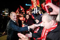 Für Scholz gilt das TV-Duell als eine der letzten Chancen, in den Umfragen Boden gut zu machen. - © Kay Nietfeld/dpa