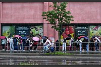 Schon Stunden vor der Eröffnung harrten Fans vor dem Einkaufszentrum in Berlin aus. - © Jens Kalaene/dpa