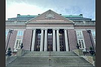 Die Königlich-Schwedische Akademie der Wissenschaften auf dem Gelände der Universität von Stockholm gibt traditionell die Nobelpreisträger in den Kategorien Physik und Chemie bekannt. - © Steffen Trumpf/dpa