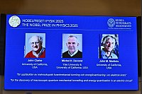Bei der Verkündung der Namen der Empfänger des Nobelpreises für Physik werden Fotos der Gewinner John Clarke (l-r), Michel H. Devoret und John M. Martinis, auf einem Bildschirm in Stockholm, Schweden, gezeigt. - © Claudio Bresciani/TT News Agency/AP/dpa