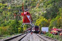 Rettungskräfte sind nach der Kollision zweier Schnellzüge in der Gemeinde Jablonov nad Turnou im Bezirk Roznava im Einsatz. - © Veronika Mihaliková/TASR/dpa