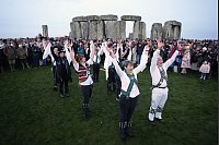 Rund um Stonehenge wird getanzt, gesungen und gefeiert. - &copy; Andrew Matthews/PA Wire/dpa