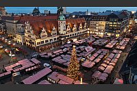 Lichtprobe für den Leipziger Weihnachtsmarkt vor der Kulisse des Alten Rathauses - © Sebastian Willnow/dpa