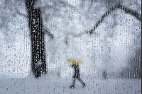 Spaziergang im Schnee, gesehen durch ein mit Wassertropfen bedecktes Busfenster - © Peter Klaunzer/KEYSTONE/dpa