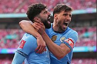 Josko Gvardiol (l) und Ruben Dias von Manchester City dürfen sich aufs Pokalfinale freuen. - © Kirsty Wigglesworth/AP/dpa