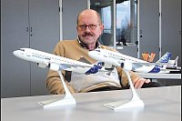 Von Lieme in die weite Welt: DEVA-Geschäftsführer Horst Windmann hat in seinem Büro jede Menge Airbusse im Kleinformat stehen. Der EADS-Konzern ist einer der Kunden des Lemgoer Unternehmens. - © Foto: Bürger