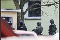 Der Schütze ist weiter flüchtig. - © Oliver Berg/dpa