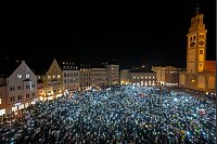 Bei einer Demonstration für Demokratie halten mehrere Tausend Menschen auf dem Rathausplatz in Augsburg Lichter hoch. - © Stefan Puchner/dpa
