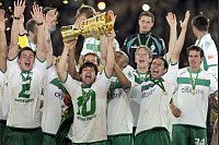 Diegos (M. mit Pokal) größter Erfolg mit Werder: DFB-Pokal-Sieg 2009. - © Achim Scheidemann/dpa