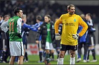 Einst bei Werder Bremen vereint: Mesut Özil (l) und Tim Wiese. - © picture alliance / dpa