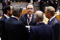 Belgiens Premier Bart De Wever will springen, wenn alle zusammen den Fallschirm stellen. - &copy; Geert Vanden Wijngaert/AP/dpa