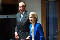 Werben f&uuml;r die Nutzung russischer Gelder: EU-Kommissionspr&auml;sidentin Ursula von der Leyen und Bundeskanzler Friedrich Merz - &copy; Olivier Hoslet/Pool EPA/AP/dpa