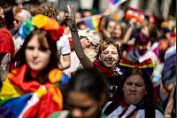 Umringt von feiernden Menschen: Eine Teilnehmerin mit dem Peace-Zeichen. - © Fabian Sommer/dpa