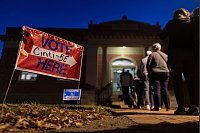 In den USA haben die ersten Wahllokale geöffnet. Hier warten Wähler in Cincinnati darauf, ihre Stimme abzugeben. - © Carolyn Kaster/AP/dpa