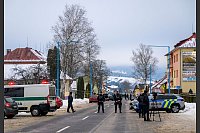 Die Polizei steht auf der Straße zum Gymnasium in dem ein Amoklauf stattfand. Mit einem Messer hat ein 18 Jahre alter Schüler in einem Gymnasium in der Slowakei mindestens zwei Menschen getötet und mehrere verletzt. - © Veronika Mihaliková/TASR/dpa