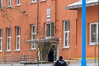 Das Gebäude des Gymnasiums, in dem der Amoklauf stattfand. Mit einem Messer hat ein 18 Jahre alter Schüler in einem Gymnasium in der Slowakei mindestens zwei Menschen getötet und mehrere verletzt. - © Veronika Mihalikova/TASR/dpa