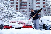 Wintereinsatz: Mann kämpft gegen Schneemassen am Auto - © Armin Durgut/AP/dpa