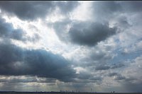 Wochenstart durchwachsen: Wolken über Skyline in Frankfurt - © Boris Roessler/dpa