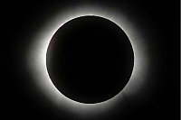 Dunkle Scheibe: Der Mond steht vor der Sonne. - © Fernando Llano/AP