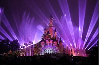 Lichtshow über dem Dornröschenschloss im Disneyland bei Paris - © Thibault Camus/AP/dpa
