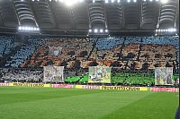 Fans von Lazio zeigen während des Spiels eine Choreographie. - © Fabrizio Corradetti/LaPresse via ZUMA Press/dpa
