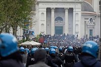 Vor allem vor dem Derby in Rom gab es Ausschreitungen durch Randalierer. - © Gregorio Borgia/AP/dpa