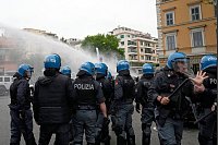 Die Polizei setzte vor dem Derby in Rom auch Wasserwerfer ein. - © Gregorio Borgia/AP/dpa