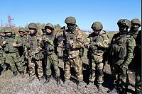 Russische Rekruten w&auml;hrend einer milit&auml;rischen Ausbildung auf einem Schie&szlig;platz in der von Russland unterst&uuml;tzten und von Separatisten kontrollierten Volksrepublik Donezk. - &copy; Alexei Alexandrov/AP/dpa