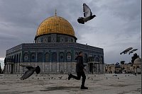 Tauben fliegen über den Platz vor dem Felsendom in Jerusalem. - © Matias Delacroix/AP/dpa