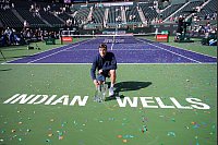ack Draper posiert mit der Siegertrophäe in Indian Wells. - © Mark J. Terrill/AP/dpa