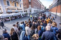 Papst Franziskus gestorben - Vatikan: Gläubige stehen am Petersdom an, um Abschied von Papst Franziskus zu nehmen. - © Michael Kappeler/dpa