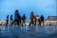 Papst Franziskus gestorben - Vatikan: Gläubige gehen am frühen Morgen zum Petersdom um Abschied von Papst Franziskus zu nehmen. - © Michael Kappeler/dpa
