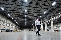 Joe Perkins, Geschäftsführer von Paslin, geht durch eine leere Halle beim Auto Zulieferer Paslin in Shelby Township, Michigan. - © Paul Sancya/AP/dpa