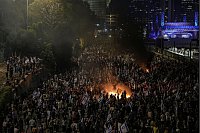 Israelis protestieren in Tel Aviv, nachdem Premierminister Netanjahu den Verteidigungsminister Galant entlassen hat. - © Oded Balilty/AP/dpa