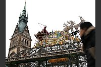Mit Blick auf das Rathaus: der Weihnachtsmarkt in Hamburg. - © Niklas Graeber/dpa