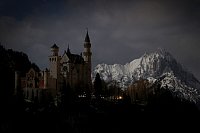 Das Schloss Neuschwanstein in Dunkelheit. - © Karl-Josef Hildenbrand/dpa