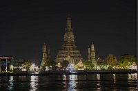 Am Tempel der Morgenröte in Thailand gingen die Lichter ebenfalls aus. - © Sakchai Lalit/AP/dpa