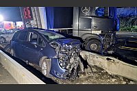 Auf der Autobahn standen nach der Unfallserie durch die Wucht der Zusammenstöße völlig demolierte Autowracks. - © Justin Brosch/dpa