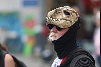 Mit Dino-Maske gegen Rechts - Teilnehmer einer Gegendemonstration in Herford - © David Young/dpa
