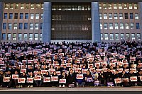 Proteste vor Parlament in Seoul: Opposition fordert Rücktritt von Präsident Yoon - © Ryu Hyung-seok/Yonhap/AP