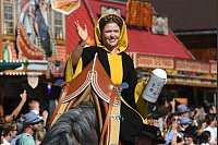 Das Münchner Kindl steht für die Wiesn-Tradition. - © Felix Hörhager/dpa