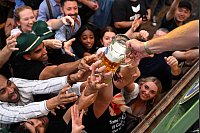 Run auf die Bierkrüge. - © Felix Hörhager/dpa