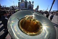 Blasmusik gehört auch zur Wiesn. - © Felix Hörhager/dpa
