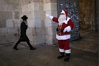 Weihnachtsmann in Jerusalem - © Mahmoud Illean/AP/dpa