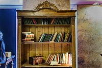 Vor der Frankfurter Buchmesse 2024: Ein Bücherschrank steht in einem Escape Room. Die Aktion «The Great Escape Room - Eine inspirierende Auszeit auf den Spuren Goethes Italienischer Reise» wird in einem roten Container auf dem Paulsplatz als Escape Room spielerisch erlebbar. - © Andreas Arnold/dpa