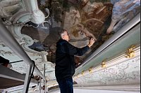 Barockkunst in Bayern: Restaurierungsarbeiten an einem Deckengemälde im Kloster Benediktbeuern - © Sven Hoppe/dpa