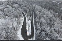 Eine Luftaufnahme mit einer Drohne zeigt Schnee auf den Bäumen des Feldberg im Taunus. - © Boris Roessler/dpa