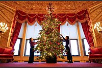 Weihnachtsdekoration auf Schloss Windsor: Mitarbeiter des Royal Collection Trust schmücken einen Weihnachtsbaum. - © Andrew Matthews/PA Wire/dpa
