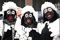 Jecken in schwarz-weiß - Karnevalsauftakt in Düsseldorf - © Federico Gambarini/dpa
